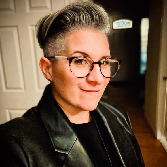 Meet your Posher, Lauren - Picture 1 of 1